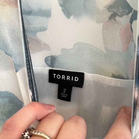 NEW NWT TORRID 2 Plus Size Stretch Mesh Crew Neck Ruched Top Watercolor Floral - Picture 7 of 15